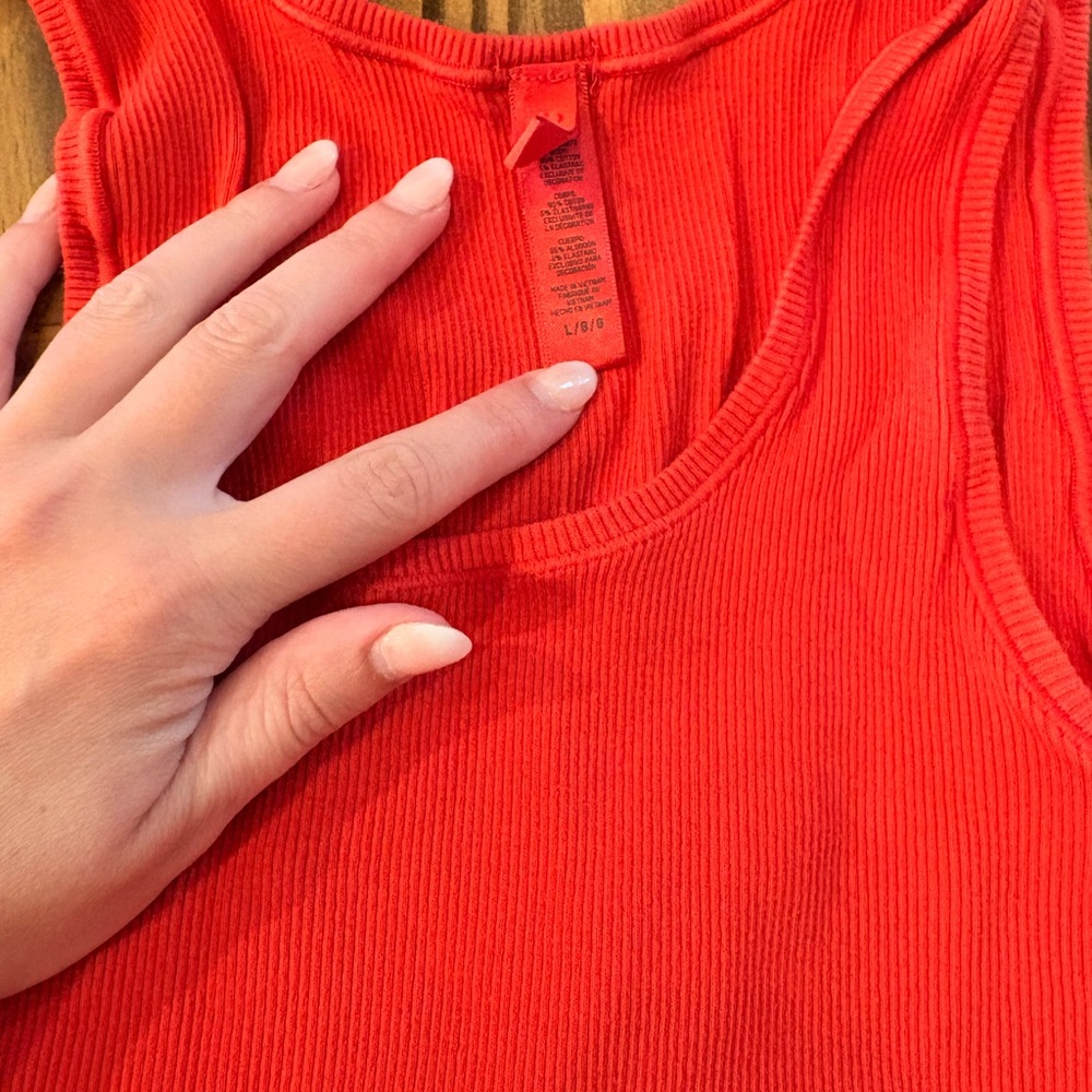 SKIMS Bold Red Ribbed Set - Picture 4 of 4